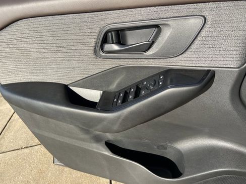 Used 2023 Nissan Rogue S image 44