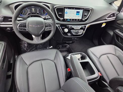 New 2026 Chrysler Voyager LX image 8