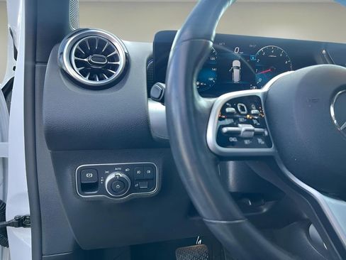 Used 2022 Mercedes-Benz GLB 250 4MATIC image 11