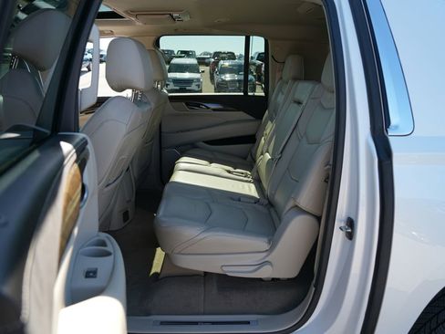 Used 2019 Cadillac Escalade ESV Luxury AWD/4WD image 23