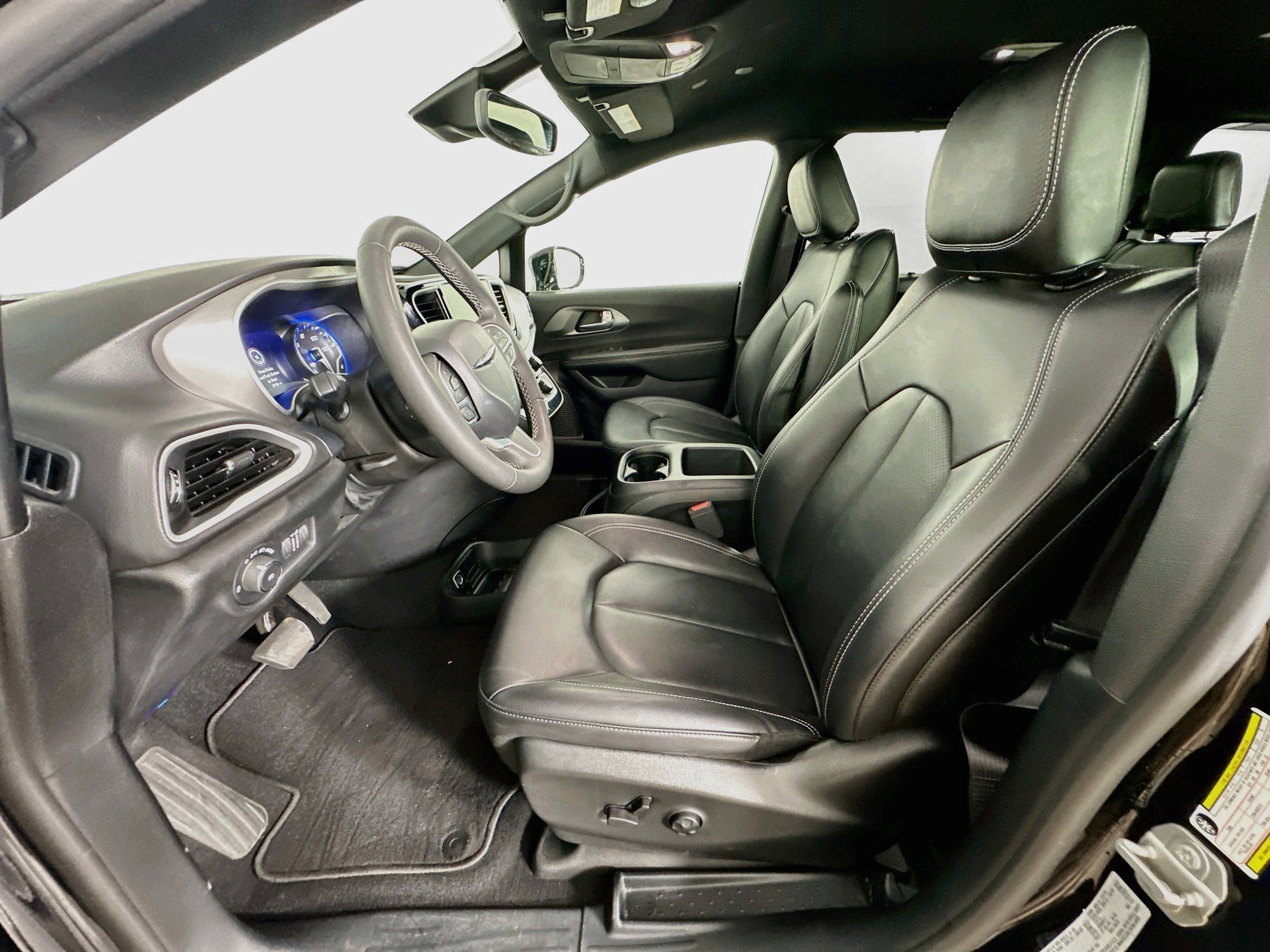 Used 2025 Chrysler Pacifica Select FWD image 13