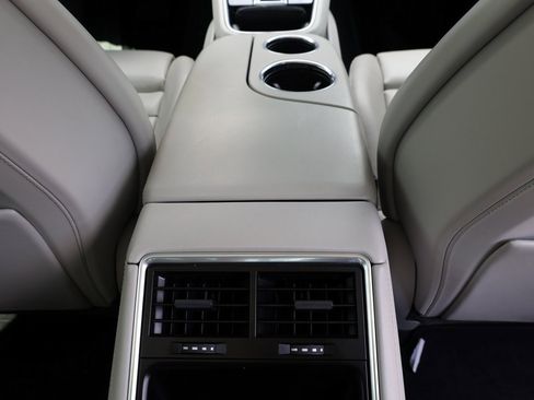 Used 2018 Porsche Panamera w/ Premium Package image 28