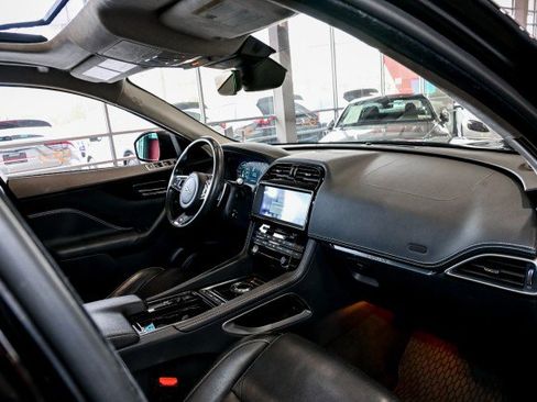Used 2019 Jaguar F-PACE R-Sport image 26