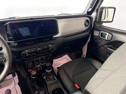 Used 2024 Jeep Wrangler Willys image 22