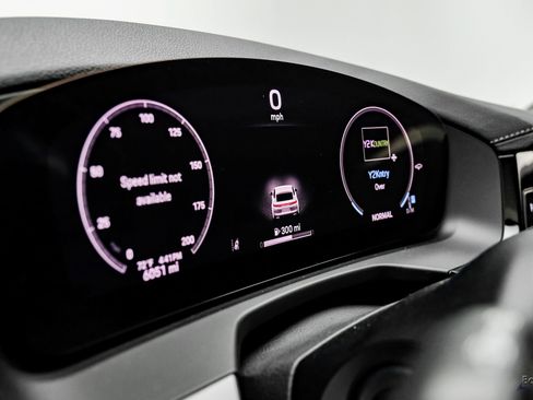 Used 2025 Porsche Panamera w/ Premium Package image 32