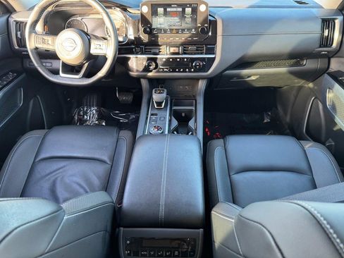 Used 2025 Nissan Pathfinder SL image 12