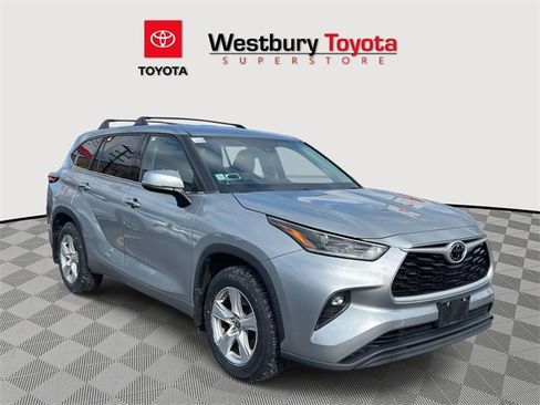 Used 2021 Toyota Highlander LE image 1