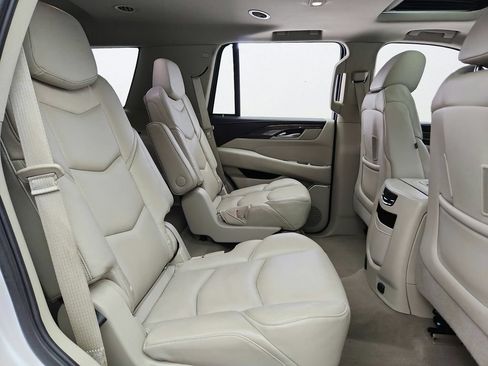 Used 2018 Cadillac Escalade Luxury AWD/4WD image 34