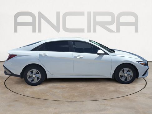 Used 2025 Hyundai Elantra SE FWD image 8