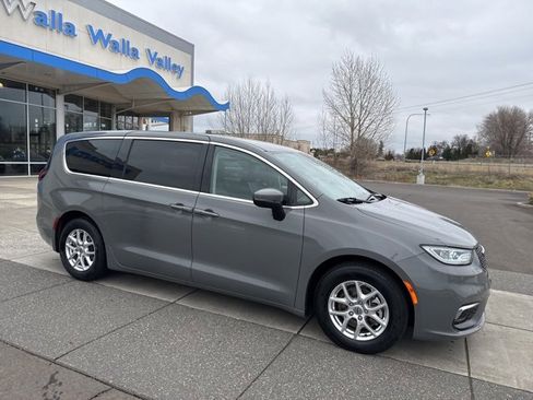 Used 2023 Chrysler Pacifica Touring-L image 2