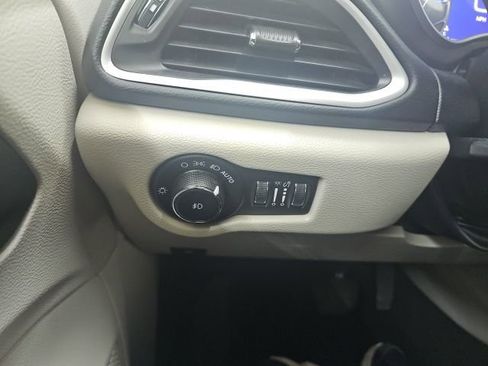 Used 2023 Chrysler Pacifica Touring-L image 27