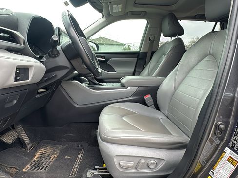 Used 2020 Toyota Highlander XLE image 9