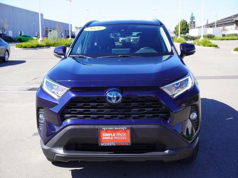 Used 2021 Toyota RAV4 XLE w/ XLE Grade Weather Package image 6