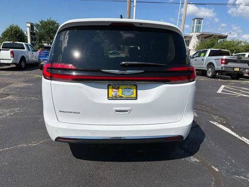 Used 2023 Chrysler Pacifica Touring-L FWD image 10