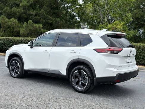 Used 2024 Nissan Rogue SV w/ SV Premium Package FWD image 3