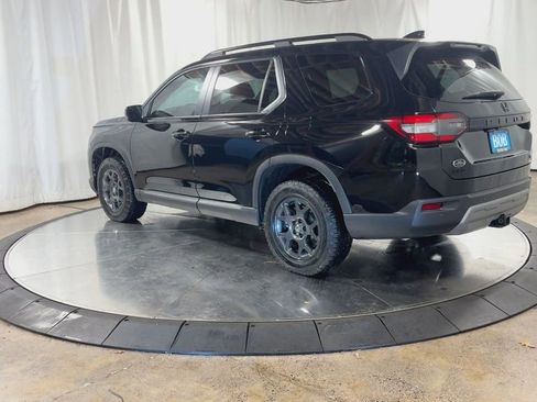 Used 2025 Honda Pilot TrailSport image 8