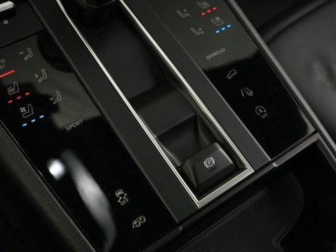 Used 2023 Porsche Macan AWD/4WD image 47