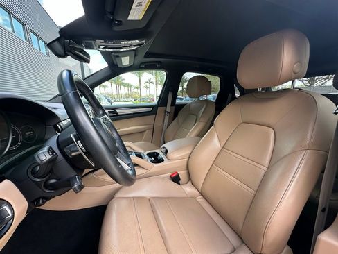 Used 2023 Porsche Cayenne Platinum Edition image 5