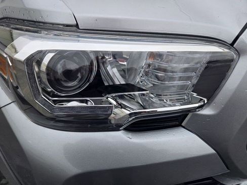 Used 2022 Toyota Tacoma TRD Sport image 10