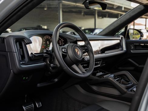 Certified 2025 Porsche Cayenne S AWD/4WD image 4