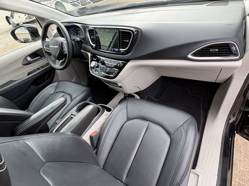 Used 2024 Chrysler Pacifica Touring-L FWD image 27