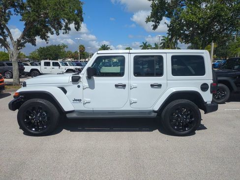 Used 2025 Jeep Wrangler Unlimited Sahara AWD/4WD image 9