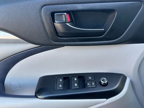 Used 2019 Toyota Highlander LE w/ Carpet Mat Package (TMS) image 12
