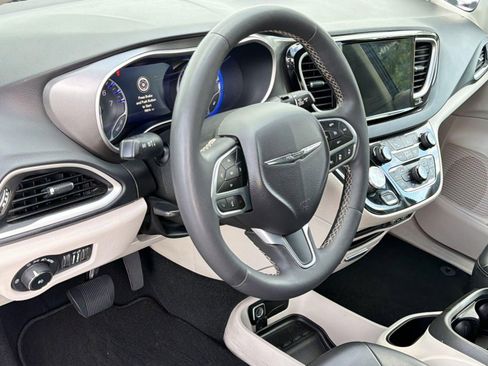 Used 2023 Chrysler Pacifica Touring-L FWD image 4