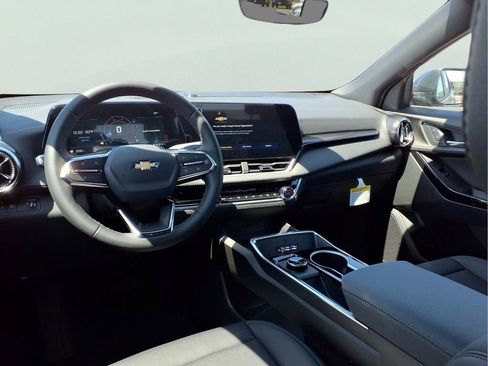 New 2026 Chevrolet Equinox LT w/ Convenience Package II FWD image 6