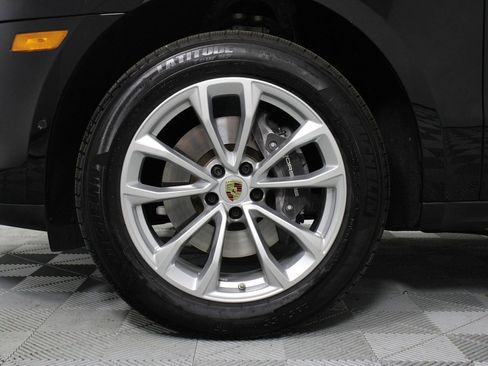 Certified 2025 Porsche Macan AWD/4WD image 30
