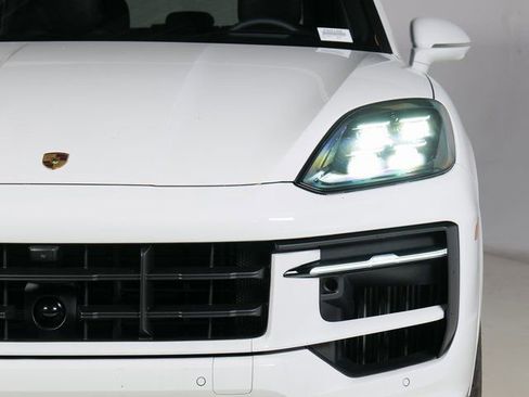 Certified 2026 Porsche Cayenne AWD/4WD image 27
