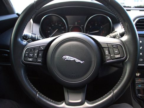 Used 2018 Jaguar XE Premium image 19