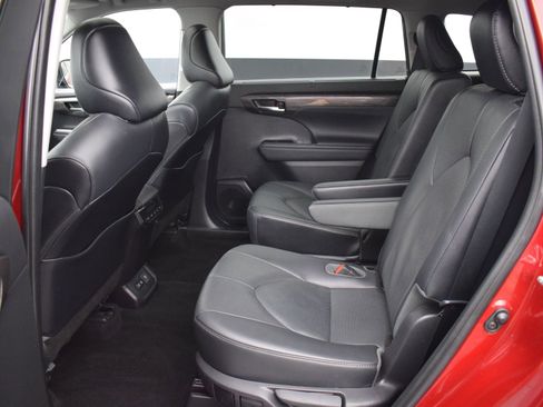 Used 2021 Toyota Highlander Limited image 15