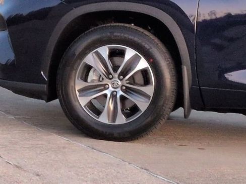 Certified 2026 Toyota Highlander XLE image 11