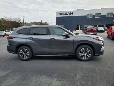 Used 2023 Toyota Highlander XLE image 2