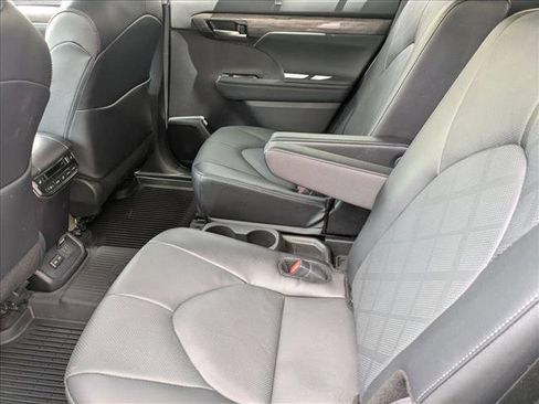 Used 2025 Toyota Highlander Platinum AWD/4WD image 18
