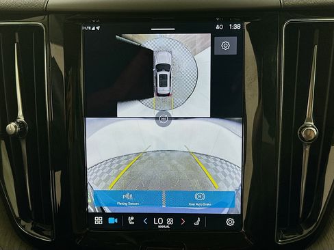 Used 2025 Volvo XC60 B5 Plus image 21