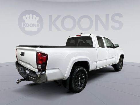 Used 2022 Toyota Tacoma SR5 w/ SR5 Appearance Package (SM) AWD/4WD image 11
