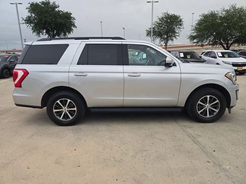 Used 2018 Ford Expedition XLT RWD image 2