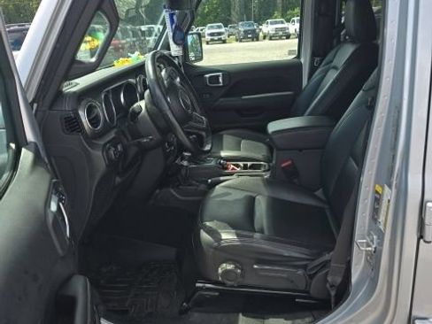 Used 2023 Jeep Gladiator Overland w/ LED Lighting Group AWD/4WD image 11