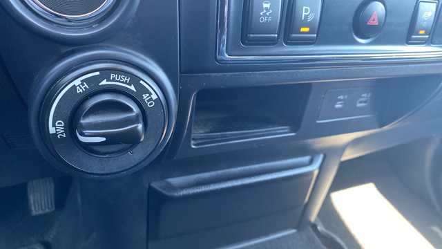 Used 2022 Nissan Titan SV AWD/4WD image 20