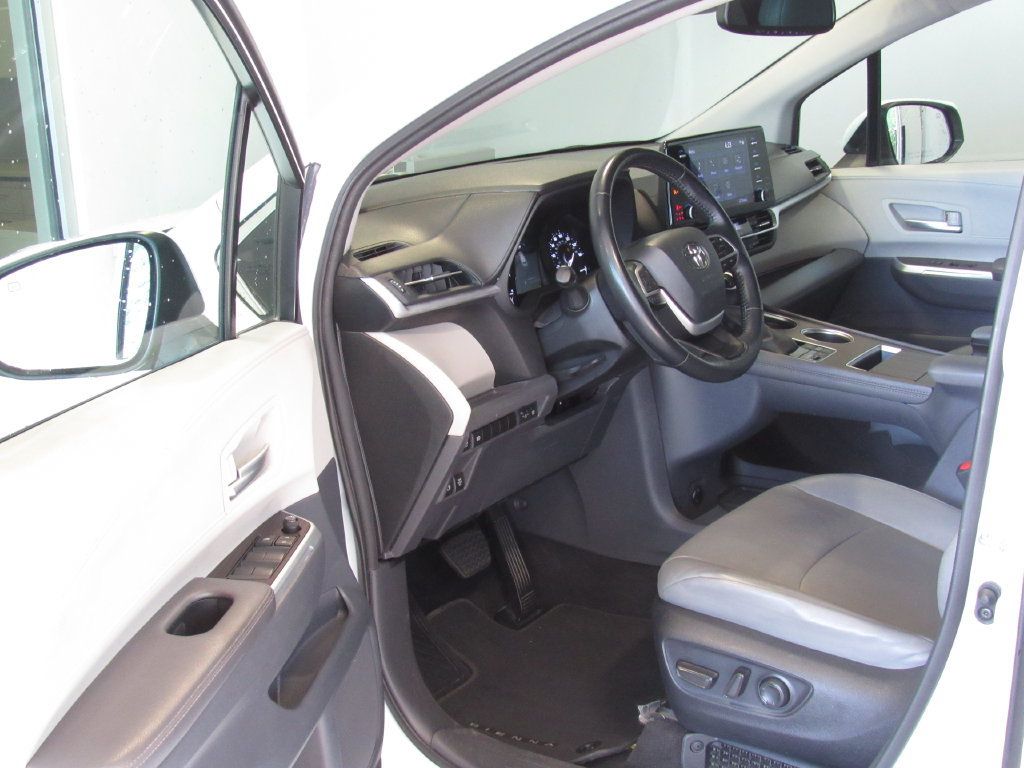 Certified 2024 Toyota Sienna XLE FWD image 9
