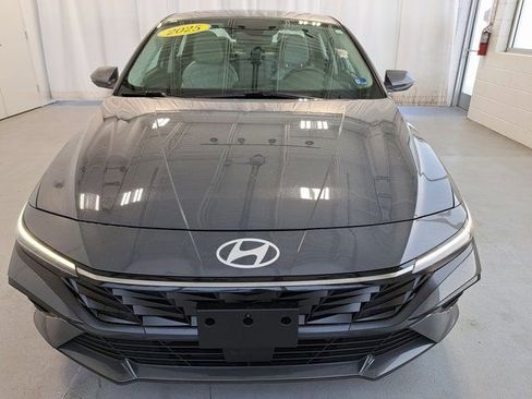 Used 2025 Hyundai Elantra Limited FWD image 3