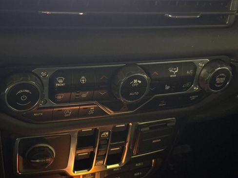 Used 2024 Jeep Wrangler Unlimited Rubicon w/ Convenience Group image 19