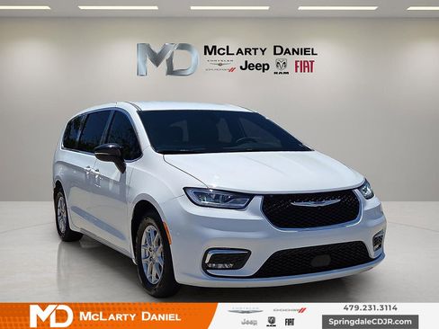 Used 2025 Chrysler Pacifica Select FWD image 1