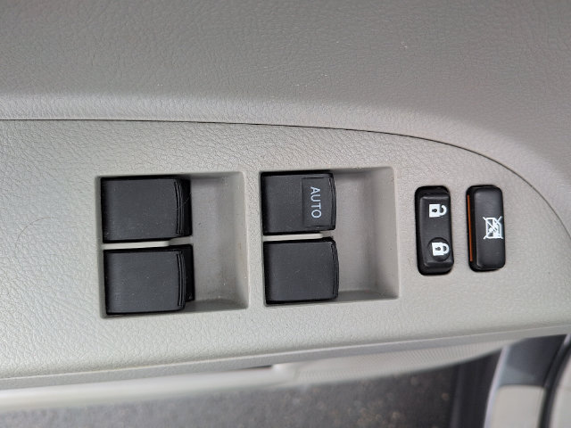 Used 2012 Toyota Highlander SE w/ Tow Pkg AWD/4WD image 17