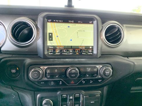 Used 2020 Jeep Wrangler Unlimited Sahara image 16