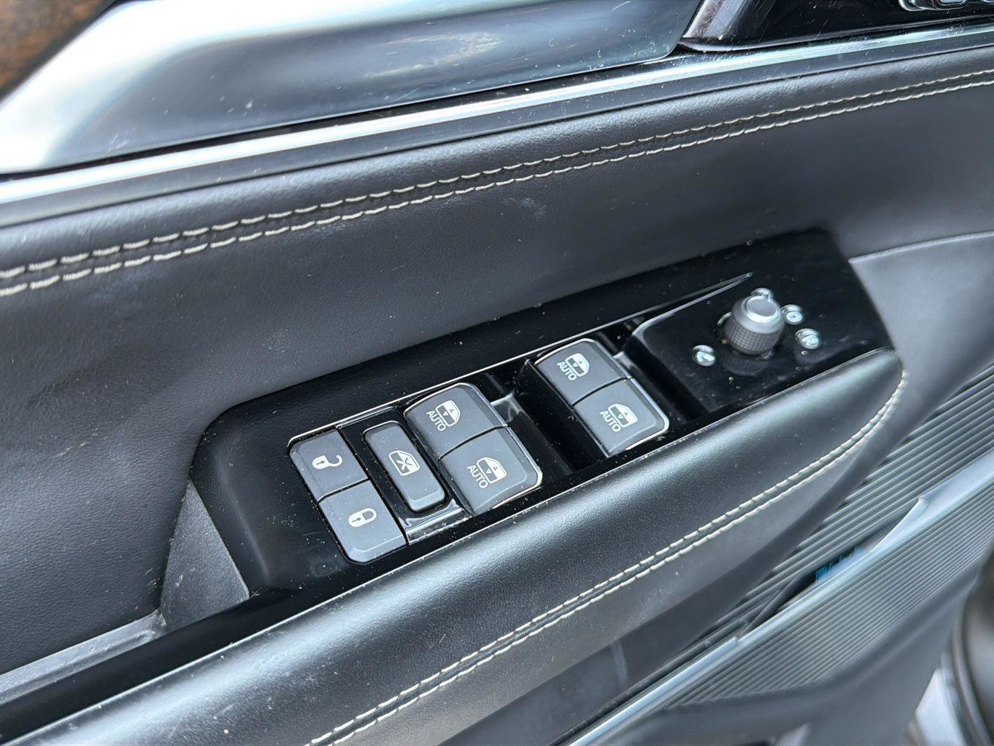 Used 2023 Jeep Grand Wagoneer Series II AWD/4WD image 9