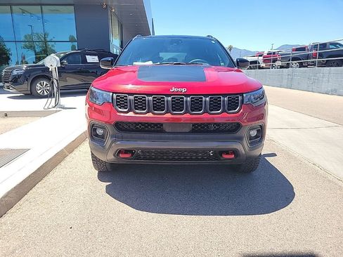Used 2025 Jeep Compass Trailhawk AWD/4WD image 2
