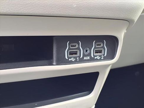 Used 2024 Chrysler Pacifica Touring-L image 15